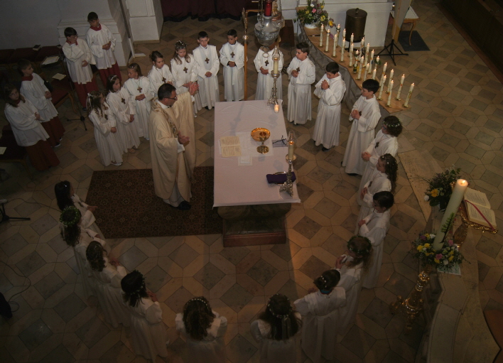 Bild Erstkommunion vor dem Altar