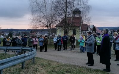 Kreuzweg im Freien – Frauenbund Schnaittenbach und Pfarrer Brügel führten durch besinnliche Stationen