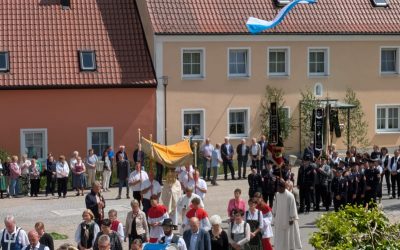 Fronleichnamsprozession mit anschließendem Pfarrfest